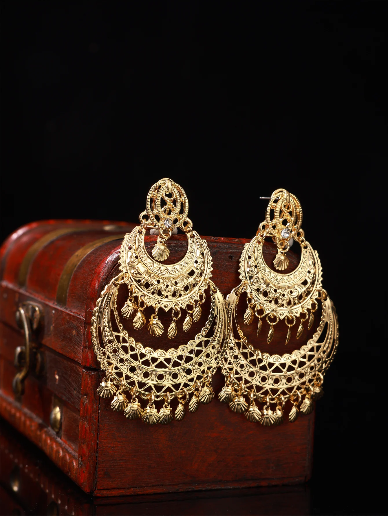 1 Pair of Vintage-Style Women's Earrings, Moon-Shaped, Hollow-Carved, with Shell Tassel Pendants, Jewelry Earrings for Arab Women to Wear in Weddings and Festivals