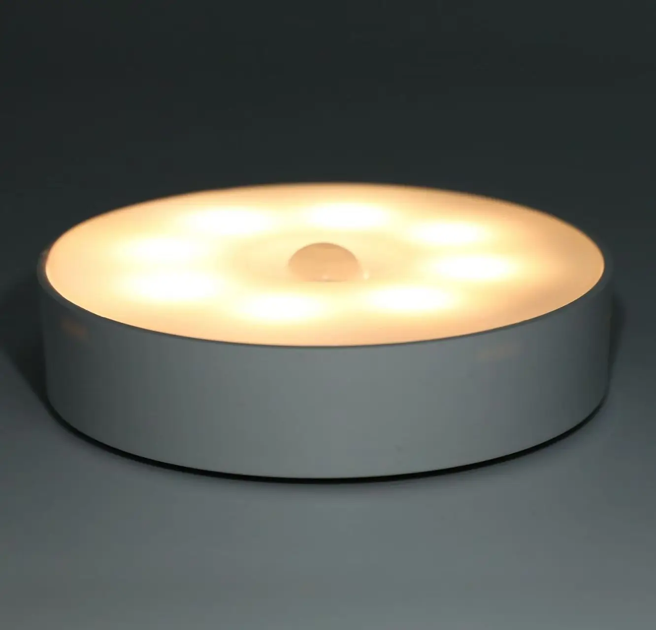 Human intelligent sensing lights are automatically super bright without plugging.