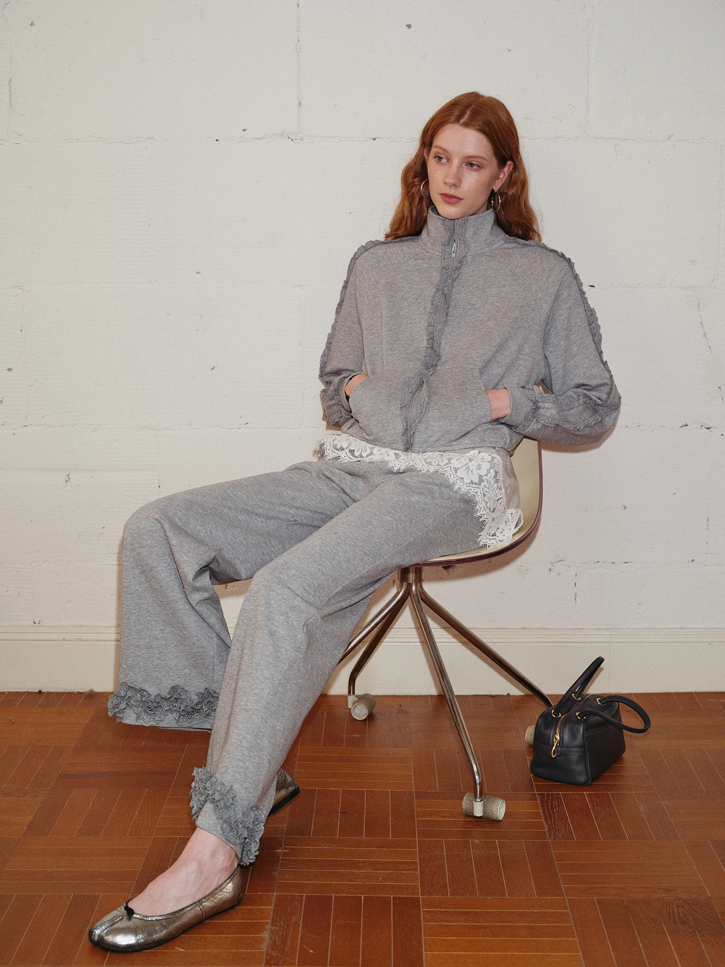 

Уютный романтический комплект: свитшот с кружевной отделкой и лоскутным узором, повседневные свободные брюки. Женский модный осенний комплект.