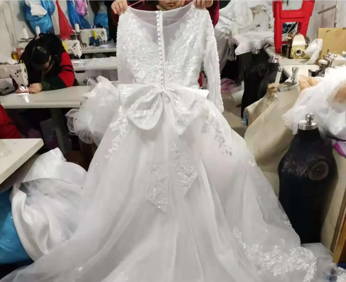 Customized Classic Scoop Neck Appliques Beads Wedding Dress Robe De Mariée Long Sleeves Plus Size Buttons Back Bridal Gowns