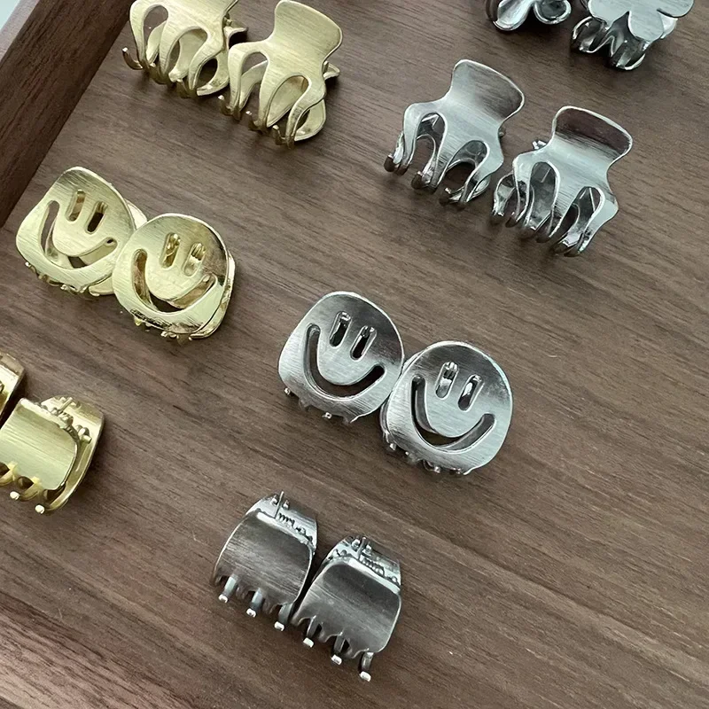 Рисунок 3 - металлические мини-заколки для волос с улыбкой на лице