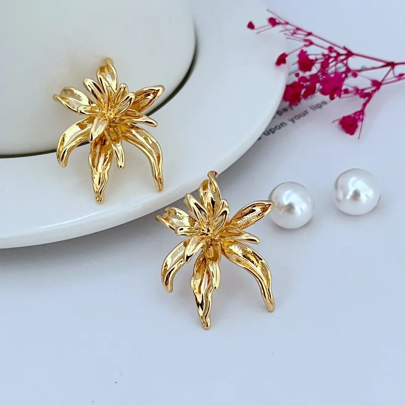 

Sweet personality, irregular flower shape, niche design, women's earrings