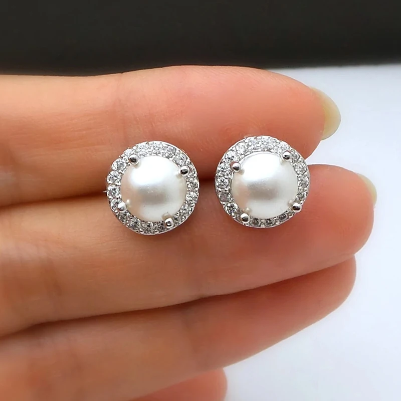 Huitan Schlichte und klassische Ohrstecker mit künstlichen Perlen für Damen, luxuriöser eingelegter Zirkonia, eleganter, vielseitiger Damenschmuck
