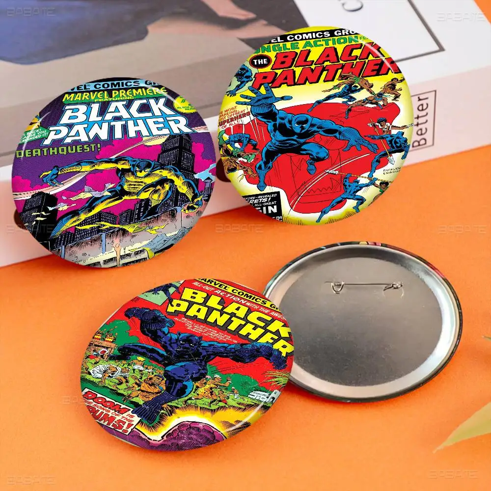B-Black P-Panther Marvel Comics Broches nuevos Pin de botón suave Silly Gnarpy en un monopatín Meme insignia Gamer colección regalos