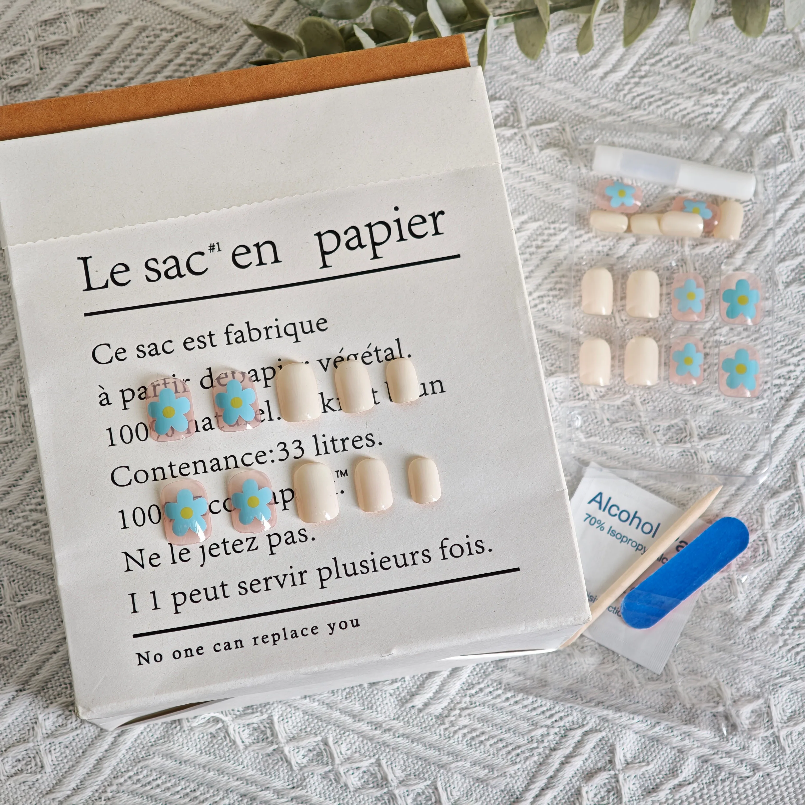 24 pezzi di stampe floreali blu per unghie Design alla moda Crema a forma di balletto Press-On Lunghezza corta e dimensioni miste Set di unghie finte