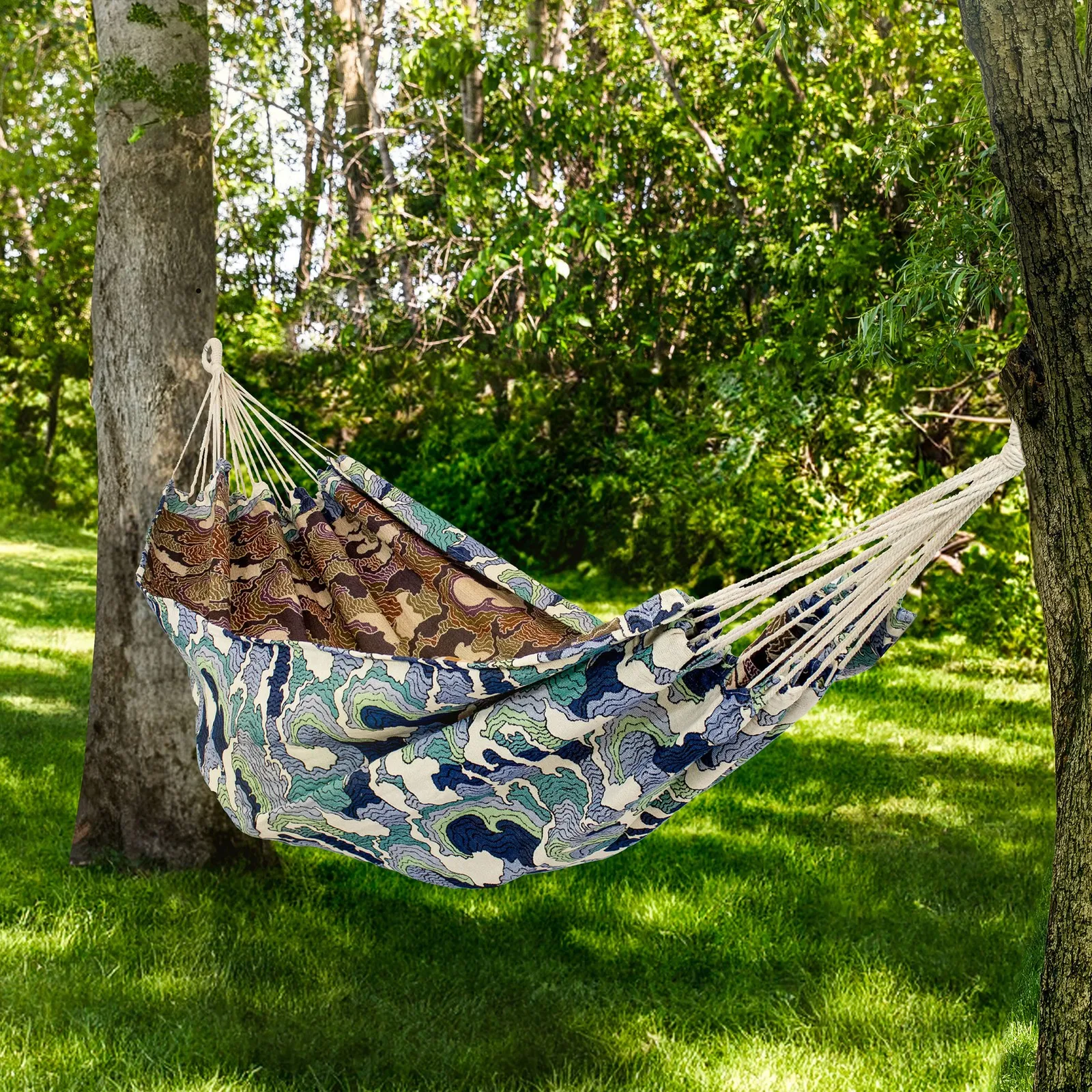 

2-Person Polyester Jacquard Double Hammock - White-Capped Waves by Sunnydaze