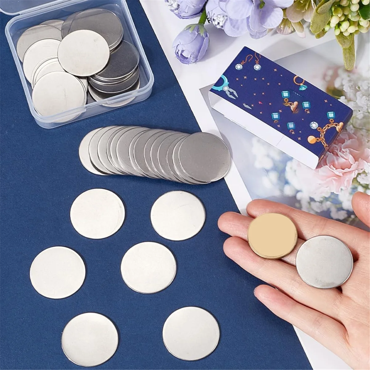 A79G 1 صندوق 40 قطع الفولاذ المقاوم للصدأ المطبوعة أقراص فارغة السائبة DIY بها بنفسك مجوهرات الحرفية اسم العلامات قلادة أقراط النقش المورد