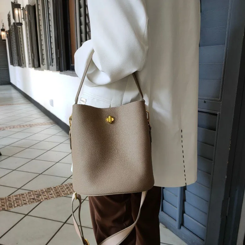 

Роскошная городская сумка-тоут 2025 года, новая модель, на одно плечо, через плечо, модная, универсальная, из натуральной мягкой кожи, женская сумка