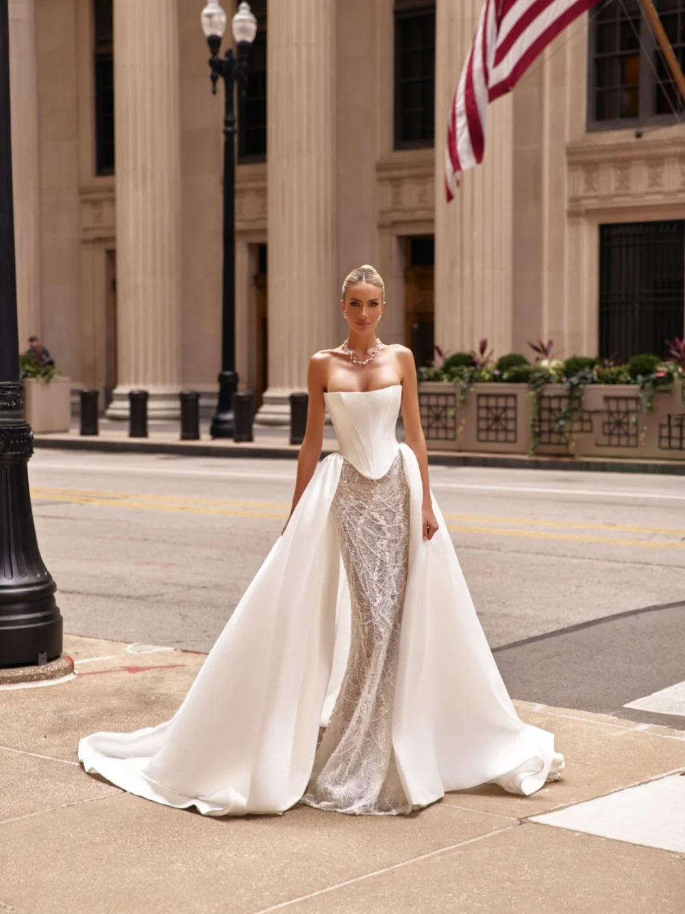 Perlenbesetztes Korsett-Spitzenhochzeitskleid mit abnehmbarer Schleppe, elegantes, trägerloses Satin-Brautkleid, neue maßgeschneiderte Kleider für die Braut