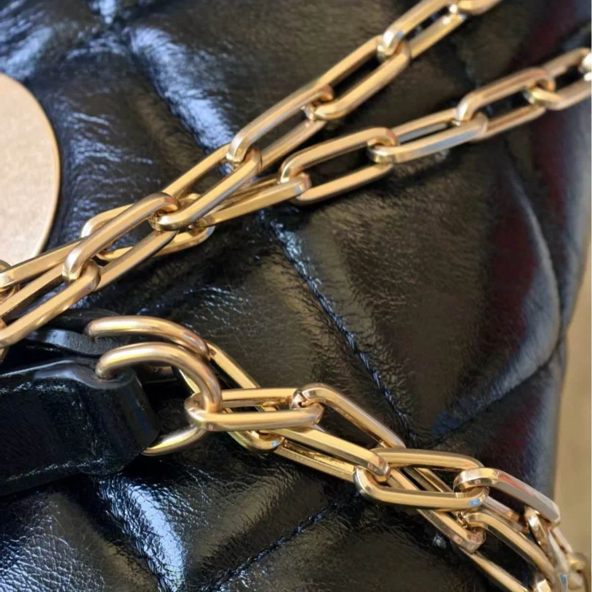 فانيسا برونو حقيبة كتف كبيرة على الموضة للسيدات من فانيسا برونو، حقيبة مربعة من الجلد بتصميم بسيط للمدينة...