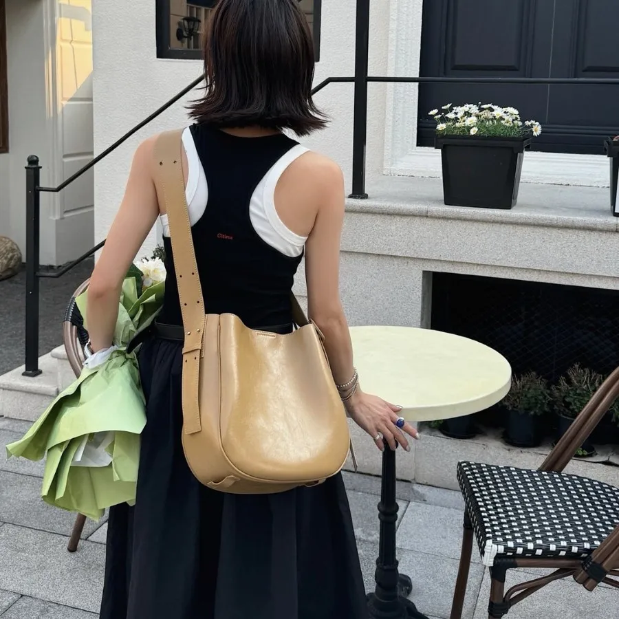 

2025 Новая корейская версия Messenger, высококачественная модная простая мягкая кожаная сумка на одно плечо, диагональная сумка, повседневная женская сумка