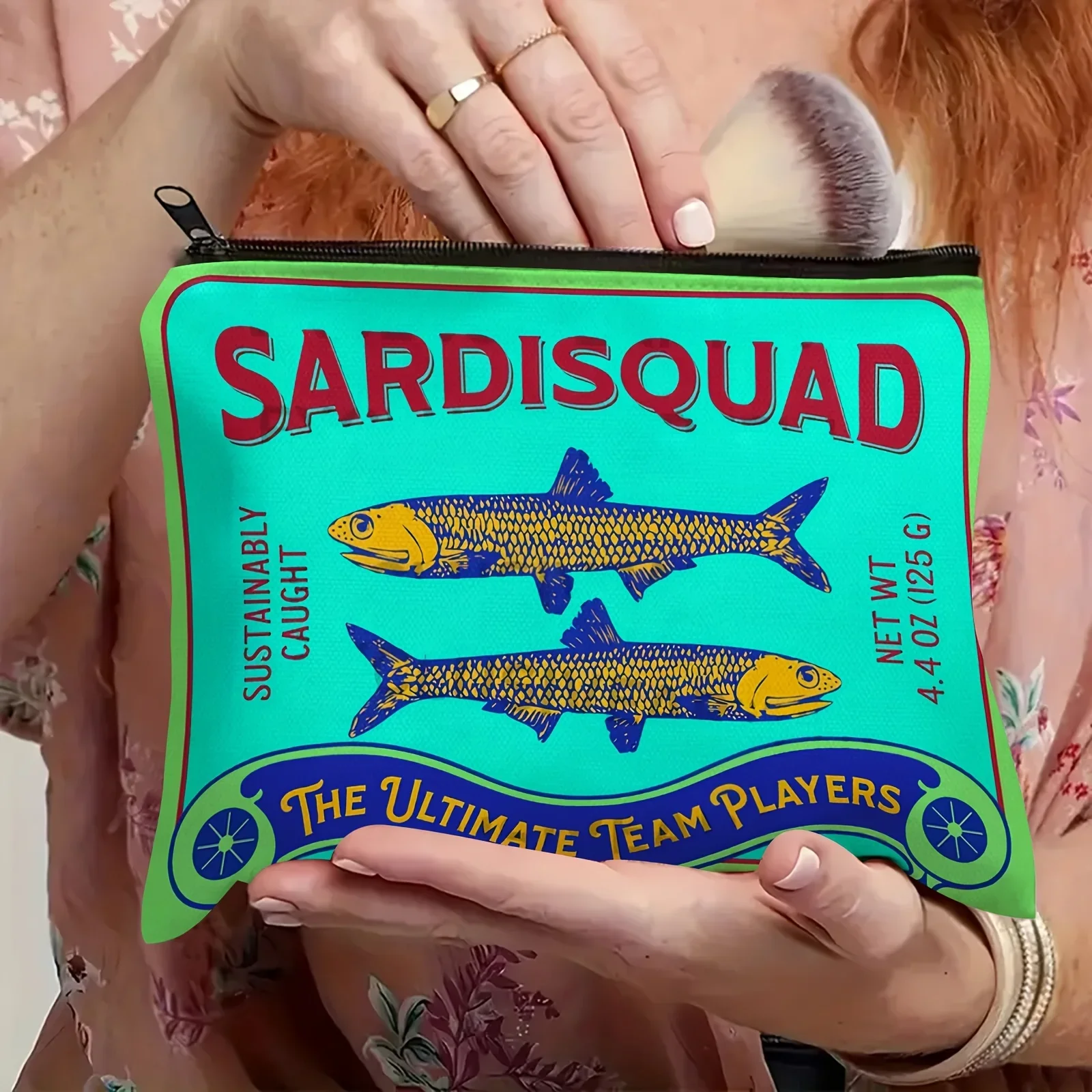 حقيبة مستحضرات التجميل الصغيرة من القصدير من Sardines، حقيبة ملحقات الأسماك المعلبة، حقيبة صغيرة عصرية من Sardines، حقيبة بسحاب من Sardines، مقلمة ريترو #2