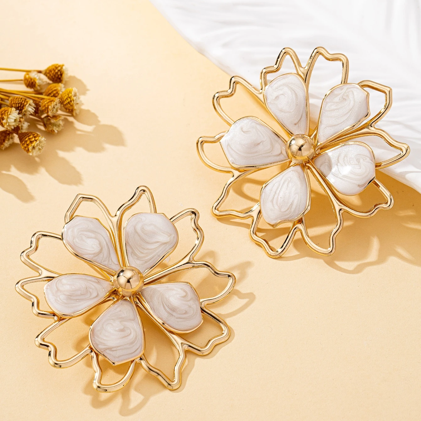 A Pair of Women's Earrings with Three-Dimensional Flower Design and Oil-Drip Craftsmanship, Unique and Bold Earrings Suitable for Daily Wear and Vacations