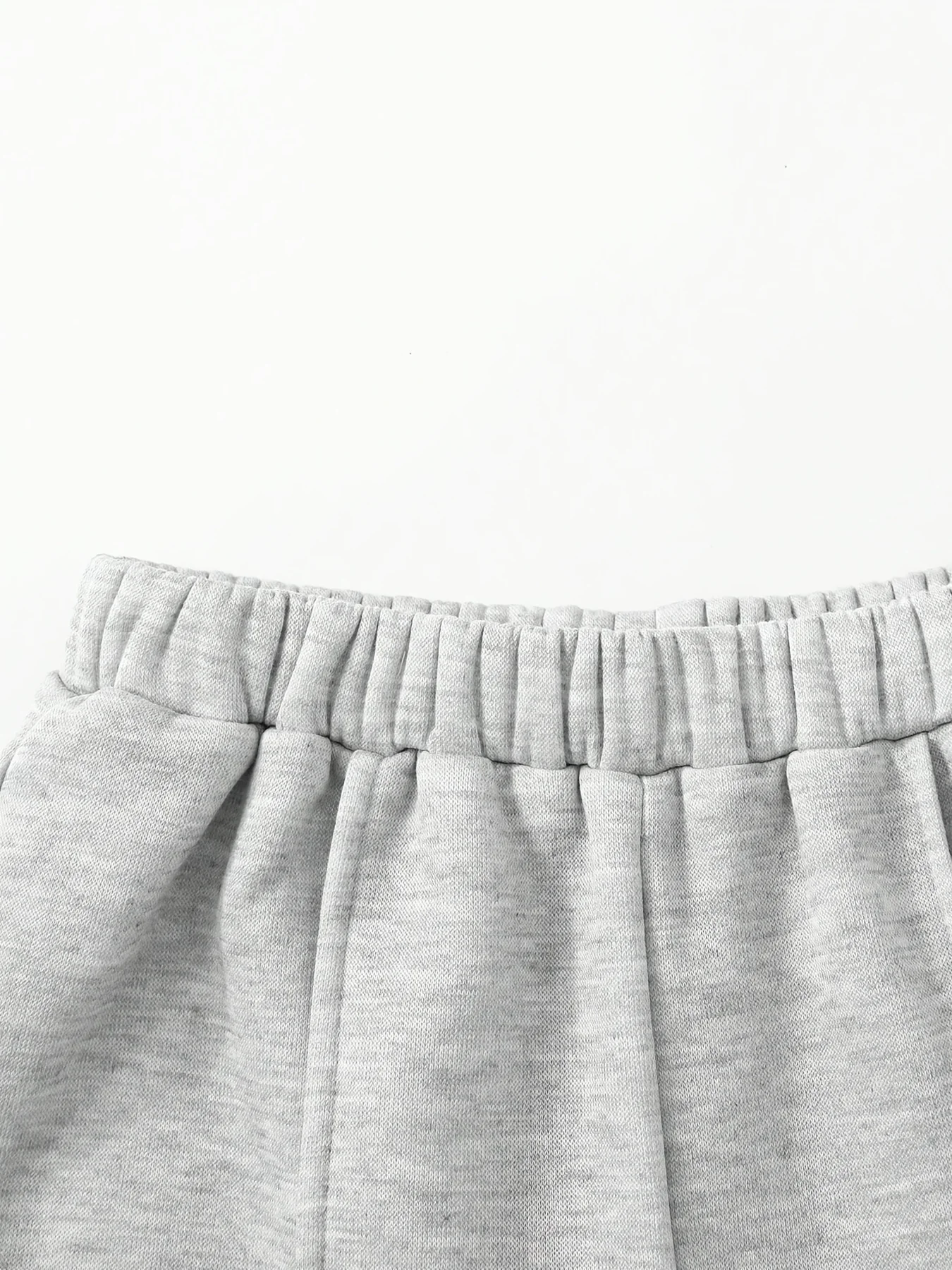 Mädchen-Herbst-Freizeitoutfit, Kinder-Set in Uni-Grau, Zweiteiliges Set aus Rundhals-Sweatshirt und Langer Hose für Mädchen, geeignet für 7-Jährige. – Detail 4