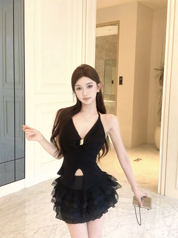 توب نسائي صيفي 2025 بقصة ضيقة ورقبة على شكل V، محبوك، بحمالات مكشوفة الكتفين، بتصميم سترة بحمالات وحزام، بأسلوب عصري