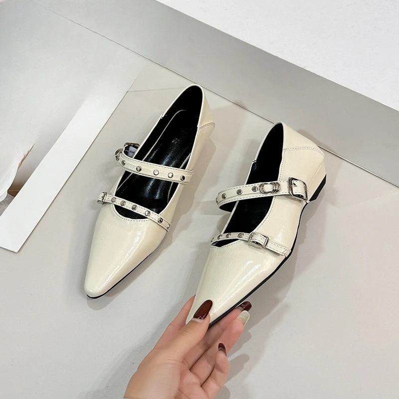 

Туфли женские с острым носком, на низком каблуке, с заклепками, на мягкой подошве, с одной пряжкой, новая модная коллекция