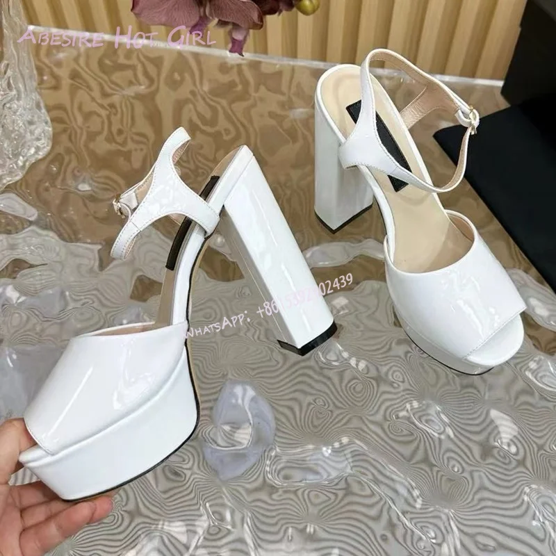 Biała skóra lakierowana Peep Toe Obcasy ślubne Kobiety Platforma Czysta czerń Błyszczące otwarte sandały Letnie buty z klamrą Party Dress Elegant