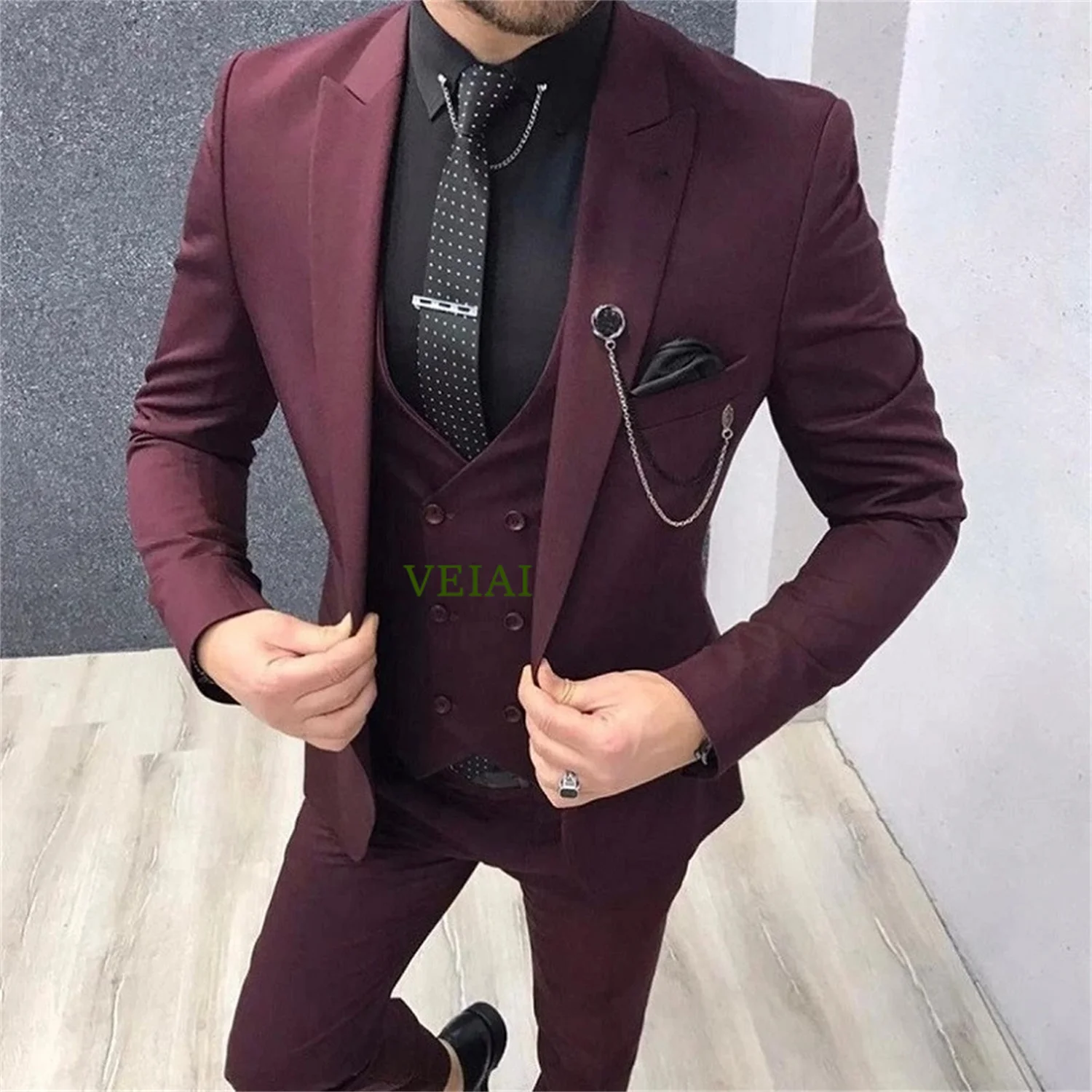 

CustomEarl wine red groom's ceremonial battle robe. High-count wool three-piece wedding suit. Italian three-dimensional tailorin