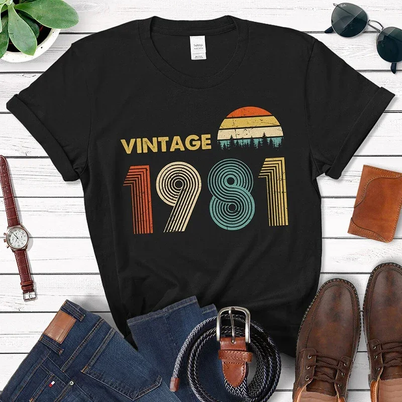 

2024 Vintage 1981 T-Shirt 43rd Birthday Gift Idea for 43 years old Dad Grandpa Mom Grandma Men Women 80s Retro Shirt Classic Tsh