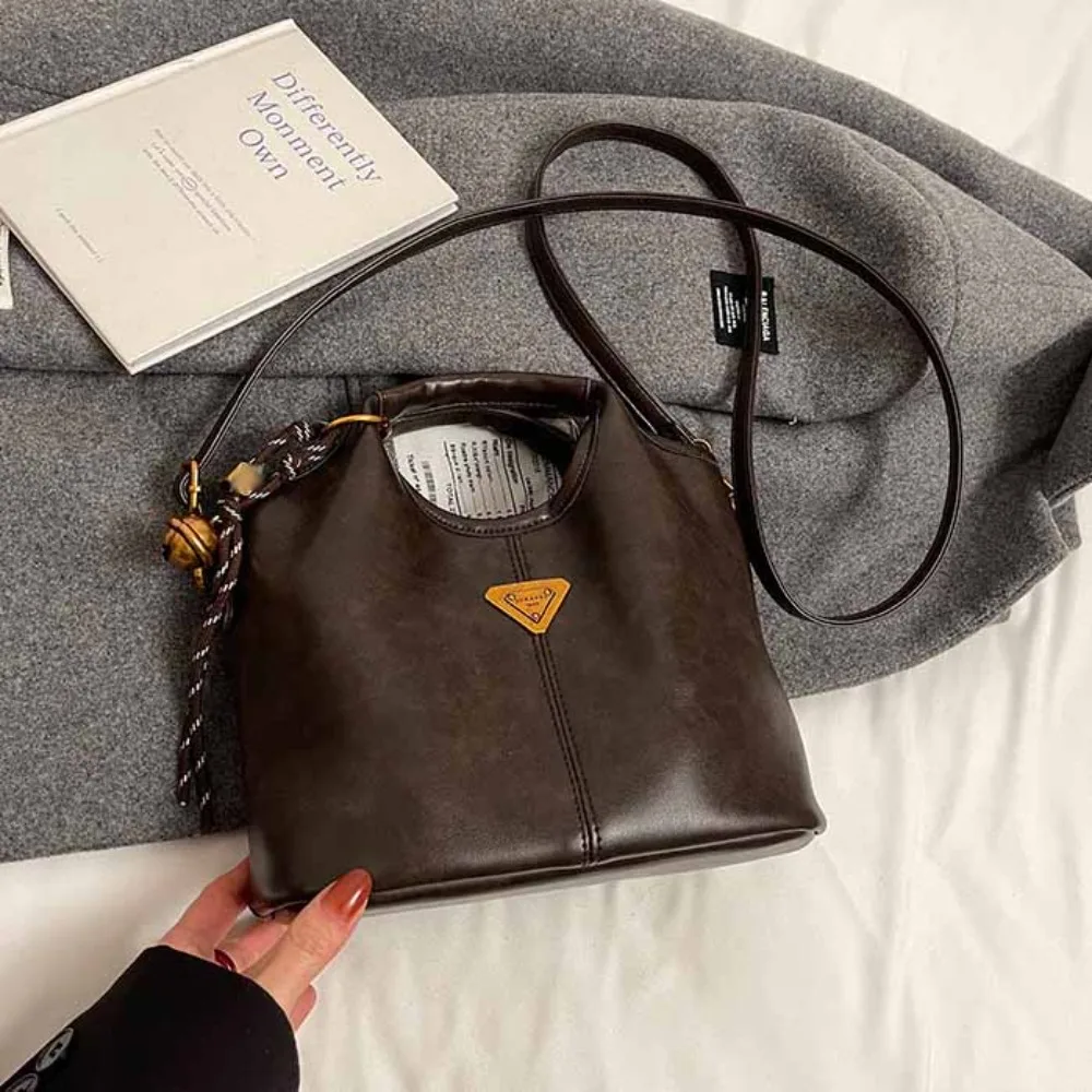 

Винтажная большая сумка из искусственной кожи, маленькая треугольная брендовая сумка с подвеской, маленькая сумка-корзина, сумка через плечо в корейском стиле, женская сумка на плечо для девочек