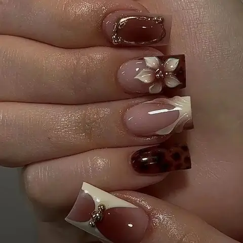 24PCS Simple Square Press on Nails Luxury Nude Pink Leopard Flower Artistic Fake Nails French Vintage Elegant Design False Nails