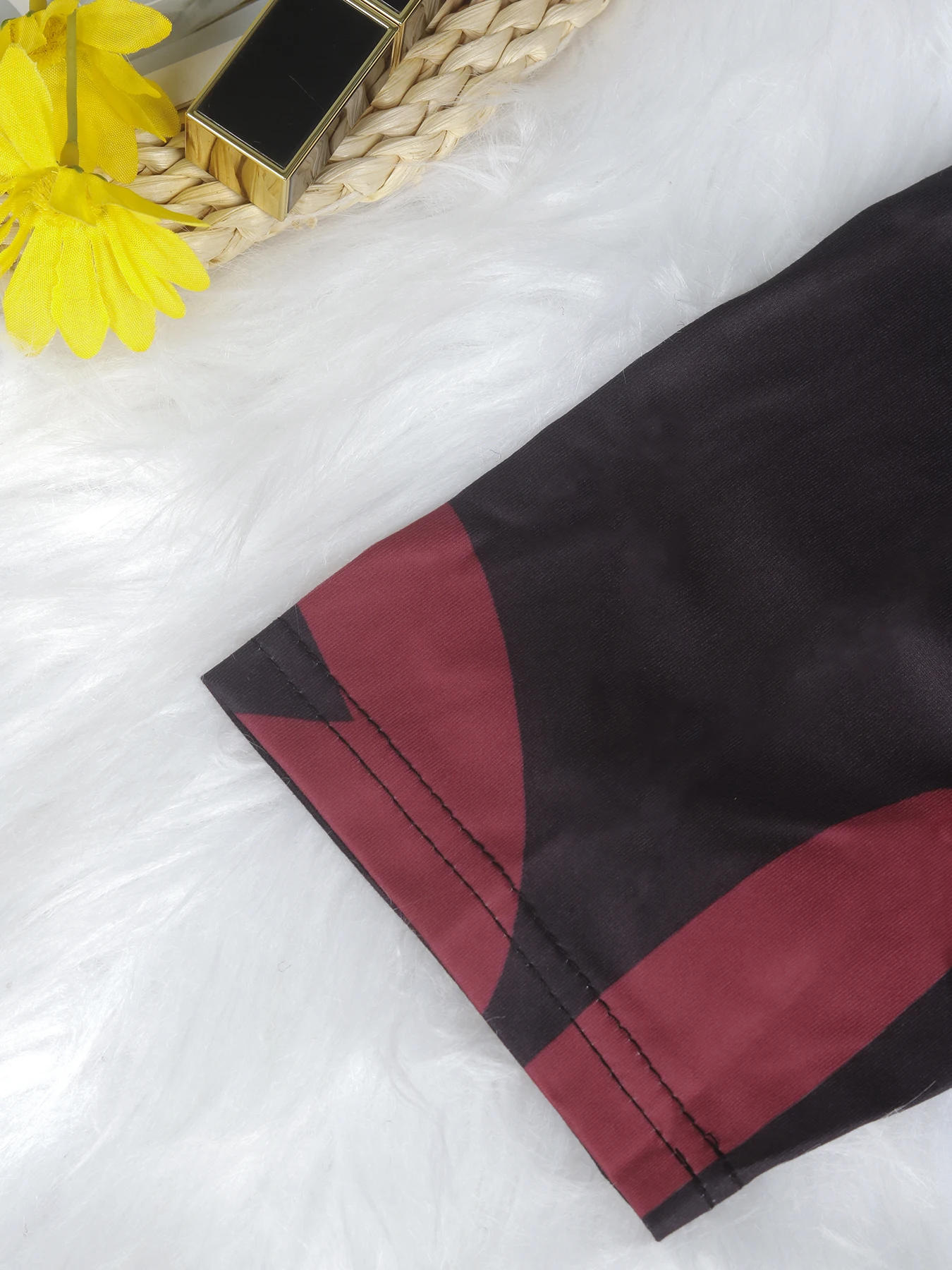 Damska tunika z długim rękawem i abstrakcyjnym nadrukiem w dużych rozmiarach, z asymetrycznym dołem