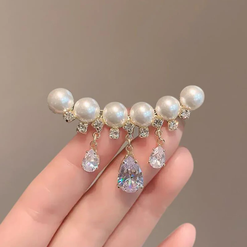 Female Fashion White Pearl Brooches For Women Luxury Rhinestones Alloy Brooch Safety Pins