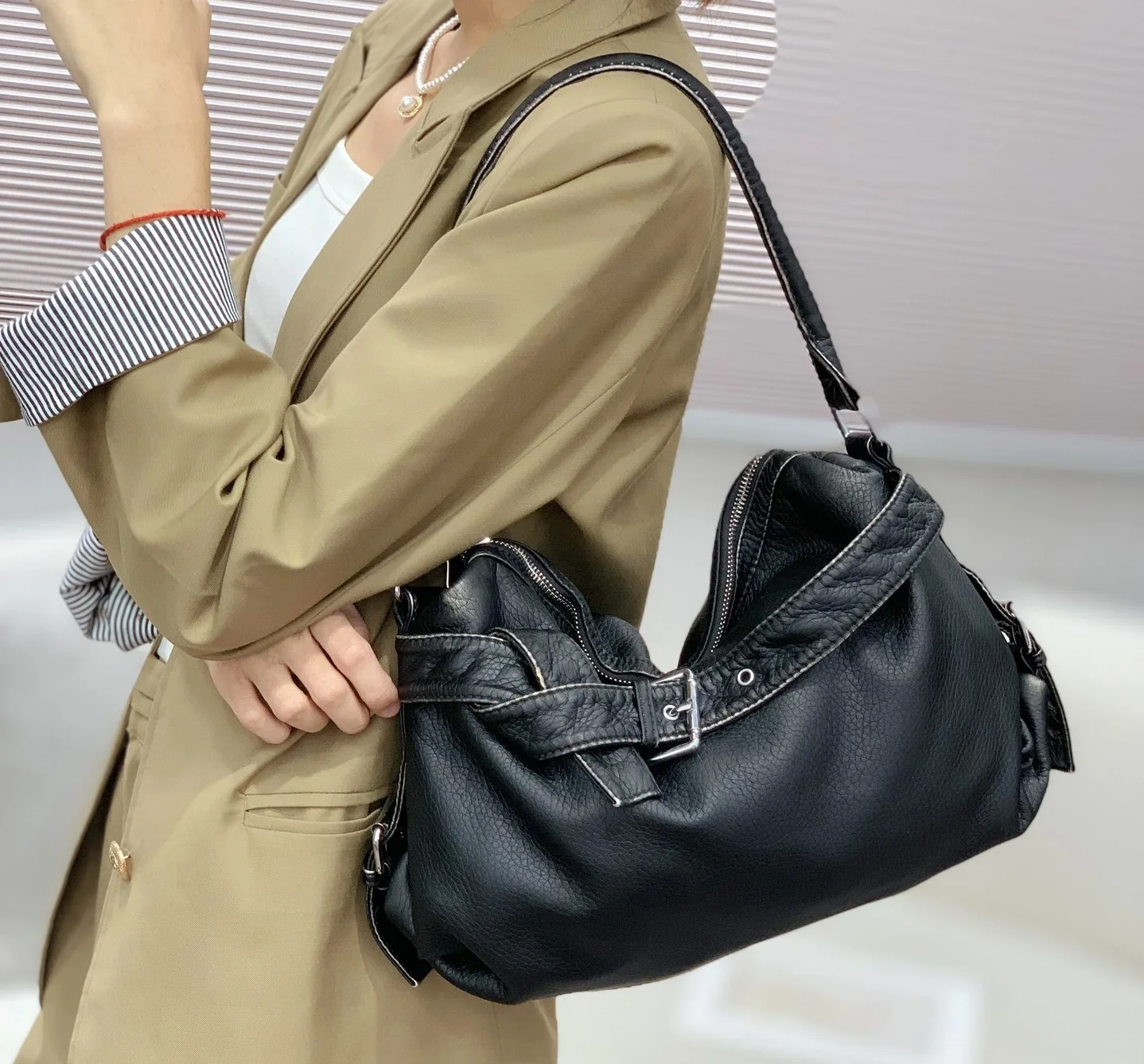 

New Fashion Retro Large Capacity Soft PU Tote Bag with Leather Buckle Design Motorcycle Bag Single Shoulder Bags for Women