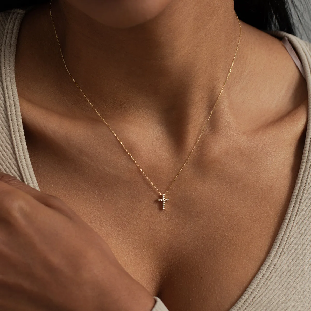 Nuevo Collar con Cruz Chapado en Oro de 18K para Mujer, Gargantilla Delicada, Joyería Elegante y Versátil para Uso Diario, Oficina y Trabajo, Regalo Ideal