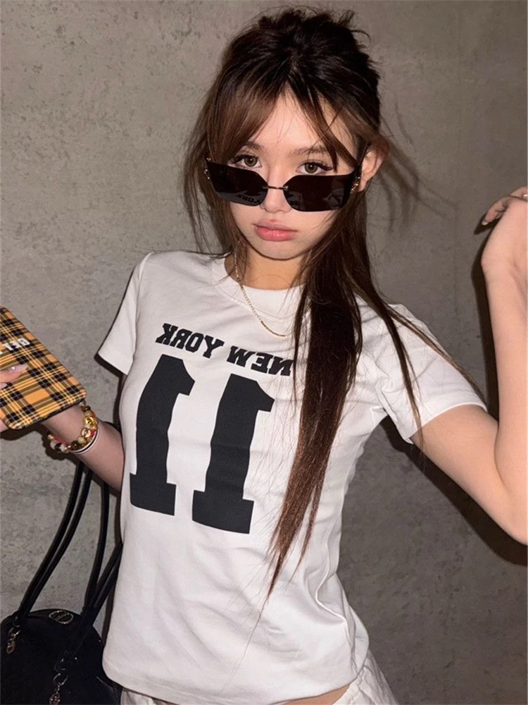 Amerykańska koszulka damska typu T-shirt, dopasowany krój, nadruk na ramionach, letnia, modna, biała, do pracy, bawełna...