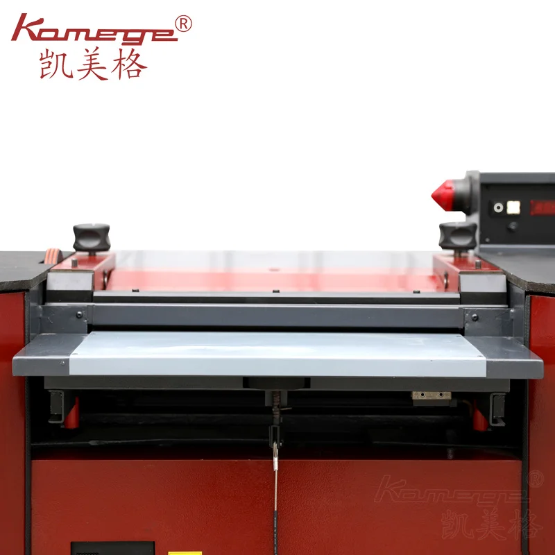 Camoga Italia C520L 520mm Coltello a fascia per spaccare la pelle Macchina utilizzata per borse interne per auto divise digitali Guanti