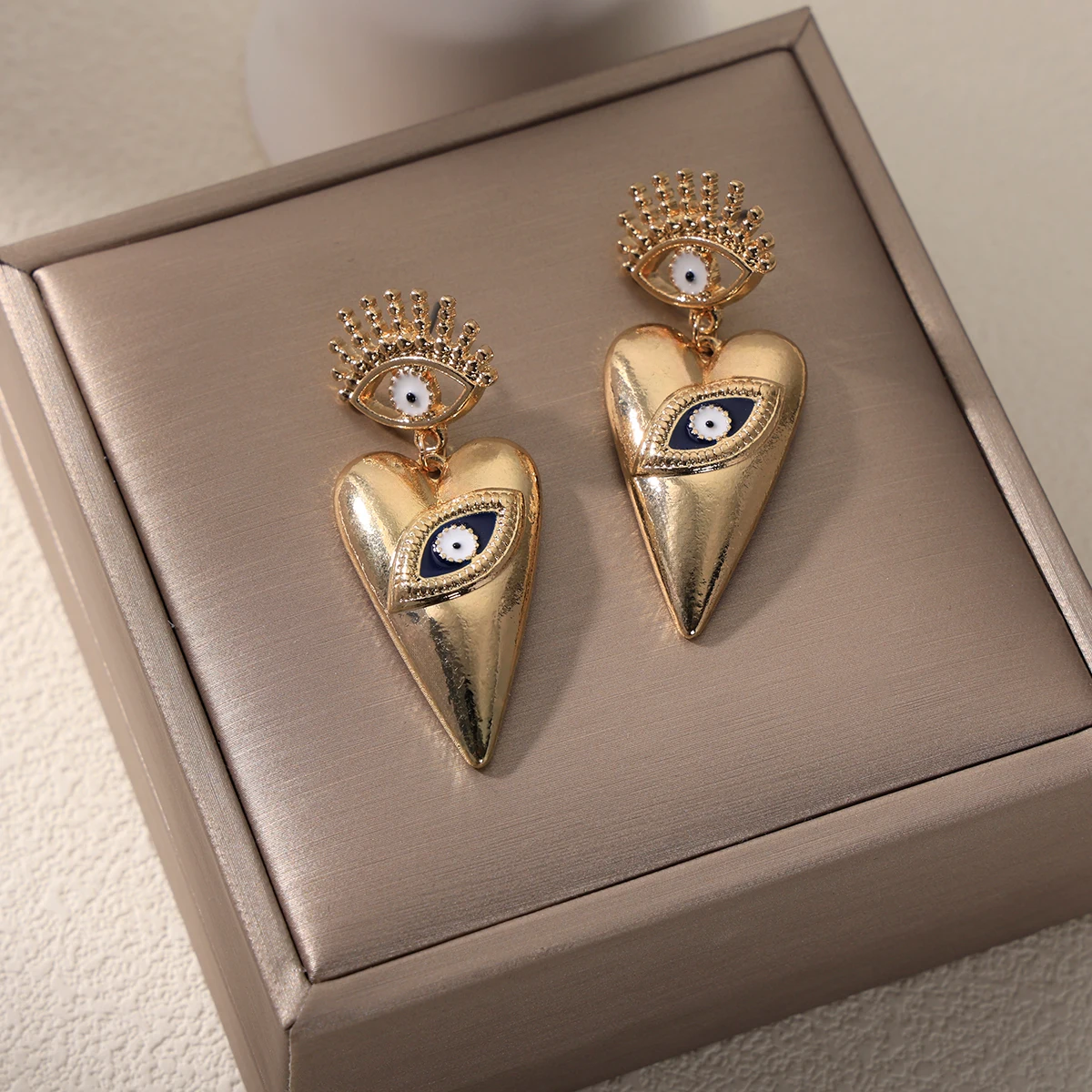 Punk style, charm, exaggeration, heart-shaped devil's eye earrings, fashionable, travel, vacation, Valentine's Day jewelry