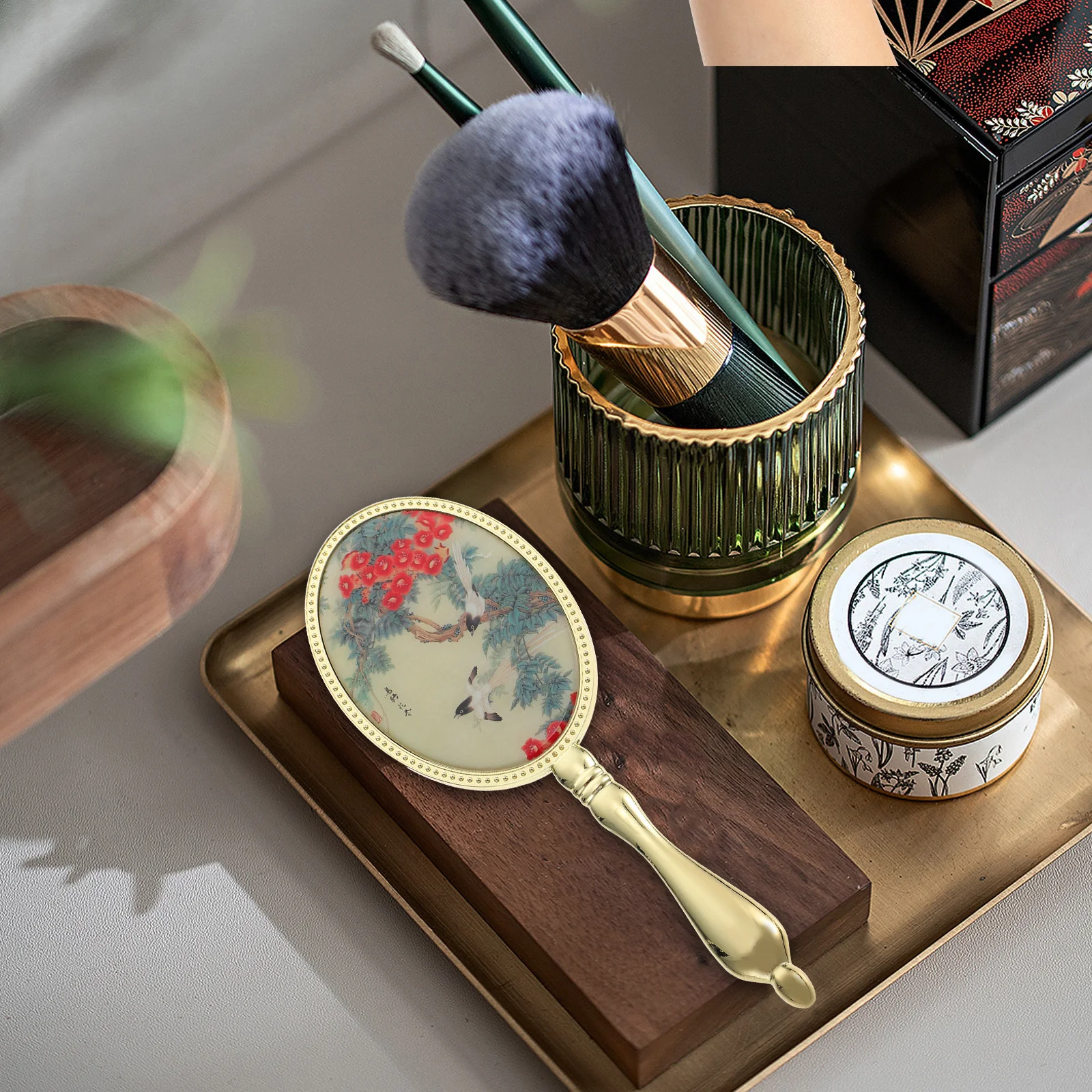 مرآة مكياج محمولة عتيقة مصنوعة من سبائك الزنك وخفيفة الوزن ومزودة بتصميم كلاسيكي أنيق للحمل