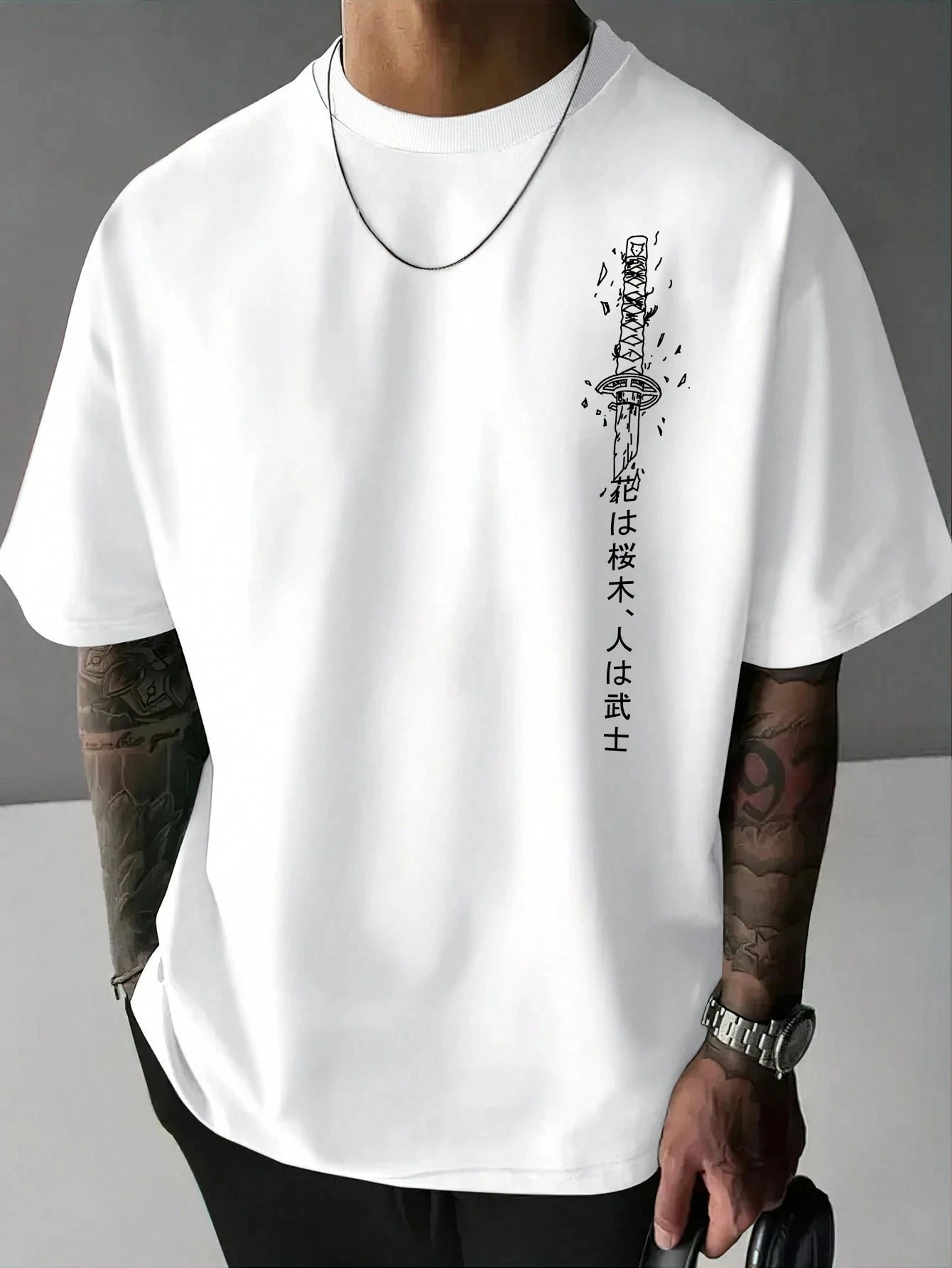 الرجال فضفاضة تناسب جولة الرقبة الكاكي تي شيرت مع غمد السيف الياباني تصميم ملابس للرجال أزياء عارضة قصيرة الأكمام تي شيرت