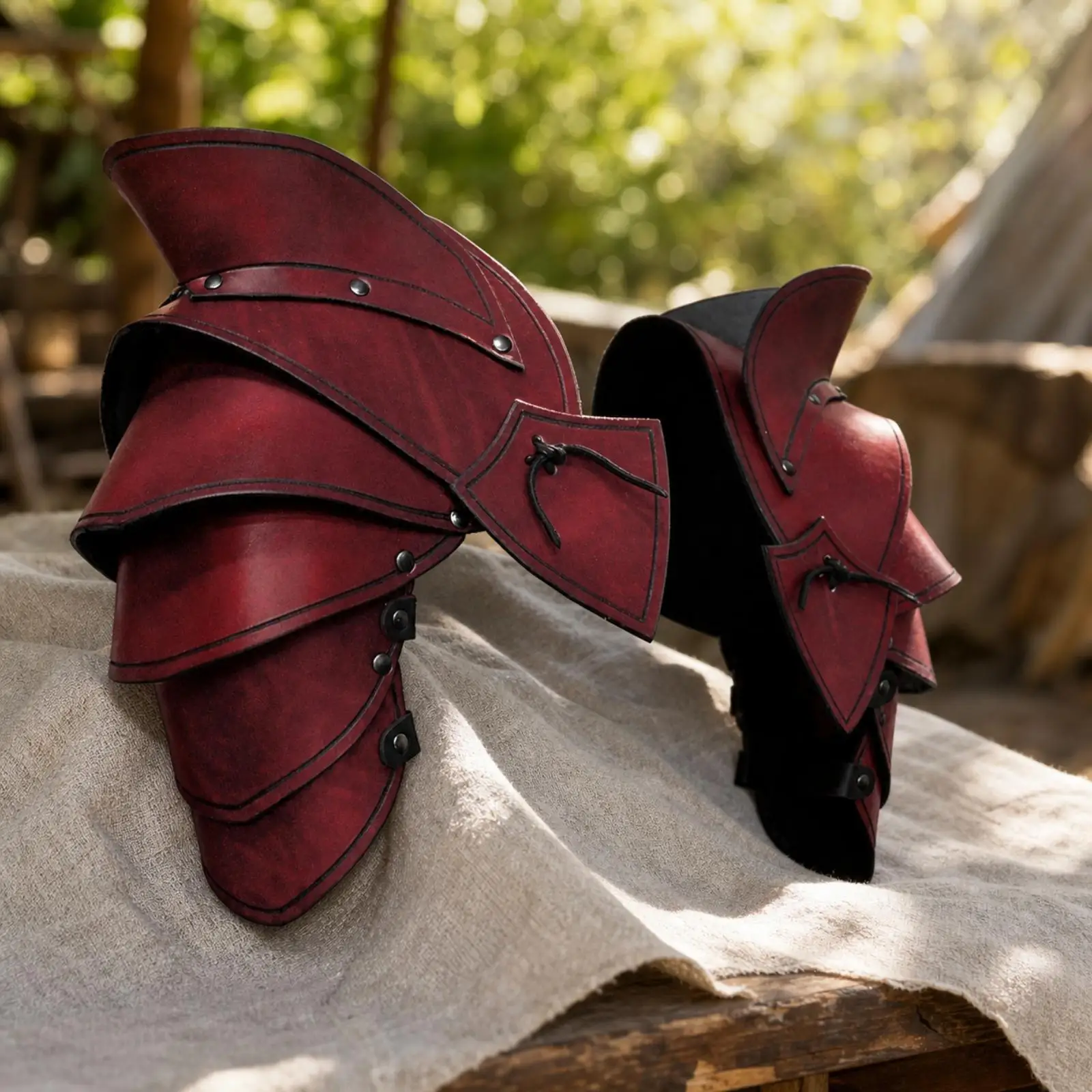 中世の戦士風パウルドロン（肩当て）レザーアーマーコスチューム。先端が尖ったデザインで、ファンタジーロールプレイ、舞台劇、歴史演劇などに最適。