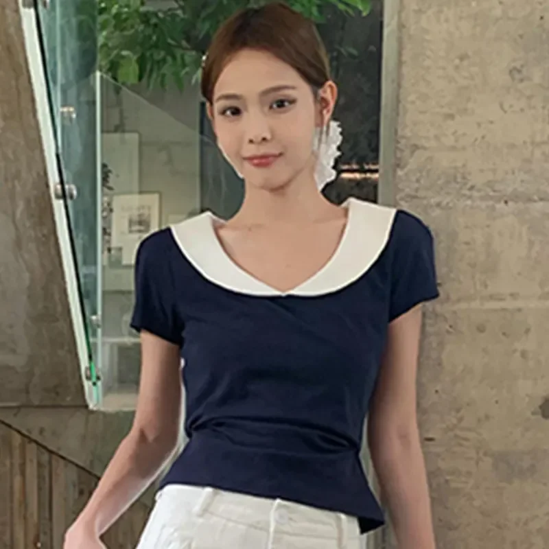 

Женская укороченная блузка темно-синего цвета с контрастным воротником, коротким рукавом, облегающего кроя, повседневная