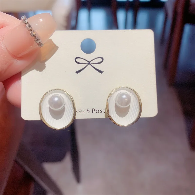 Trend White Enamel Shell Imitation Pearl Stud Earrings for Women Exquisite Geometry Ear Jewelry Accessory Wholesale Girl Gift