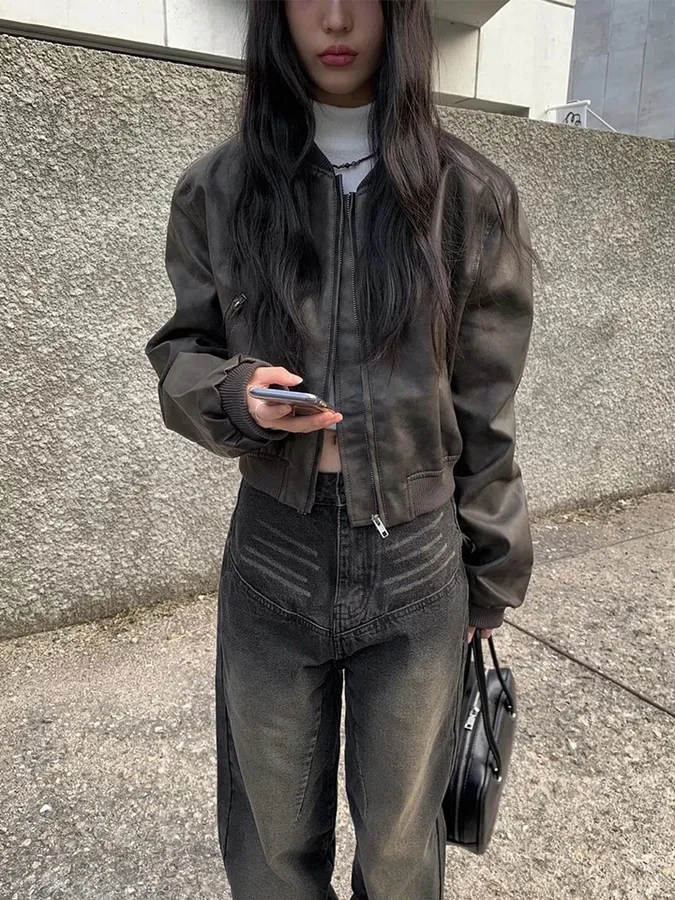 

Ретро-куртка из коричневой кожи в американском стиле для женщин, с подкладкой на плечах, на молнии, свободного кроя, укороченная, для повседневной носки, с длинными рукавами, круглым вырезом горловины.