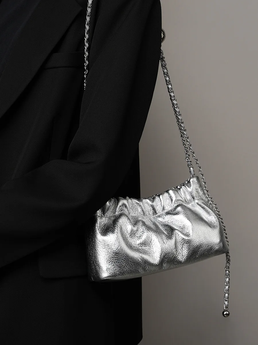 

Модная высококачественная плиссированная сумка под мышками в форме облака, женская сумка из воловьей кожи с верхним зерном на плечо/через плечо с золотой шариковой цепочкой