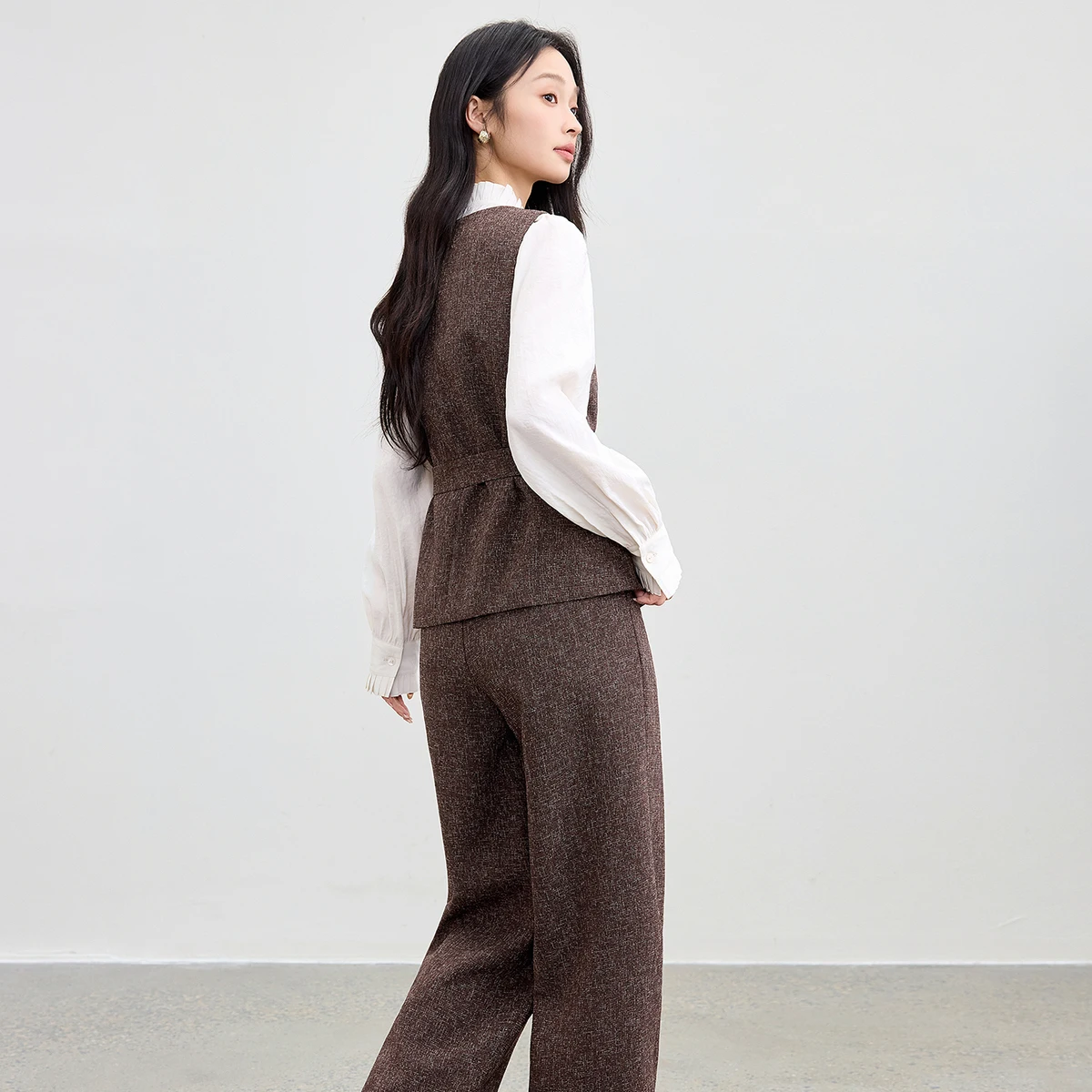 أطقم بناطيل تويد نسائية من SENTUBILA سترة برقبة دائرية وخصر مطاطي وبنطلون مستقيم الساق لخريف 2025 طقم مكون من قطعتين 153ZA2726