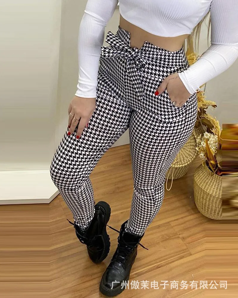 Spodnie w czarną kratę w stylu tysiąca ptaków, modne w 2026 roku