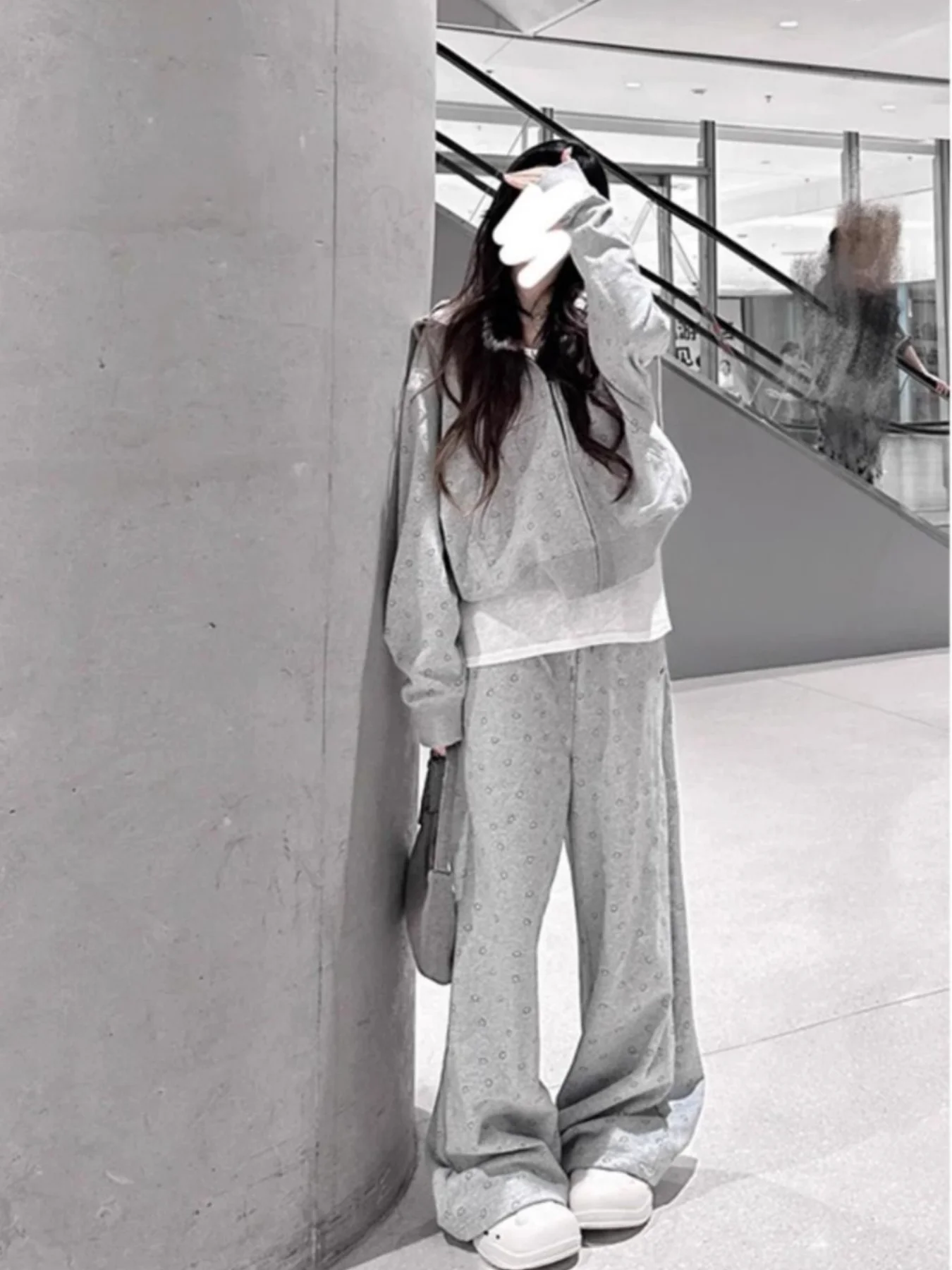 春と秋の新作韓国風カレッジ風ジッパー付きスウェットセット |   女の子限定のニッチなカジュアルツーピースセット！ 新鮮なカレッジスタイルを演出、すっきりとしたジッパーデザイン、欠点を隠すゆったりとしたフィット感で、よりスリムに見せます。あらゆる体型に適しており、普段着、学校、ショッピング、外出に最適です。スタイルの衝突を避けるユニークなデザイン、多用途で合わせやすい、若々しくエネルギッシュな印象を簡単に作成できます。春を完璧に仕上げるセットです。