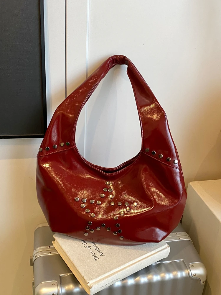 

Женские сумки с заклепками и звездами, тренд 2025, красная искусственная кожа, высококачественные крутые сумки в форме полумесяца на молнии, однотонная, популярная сумка на одно плечо