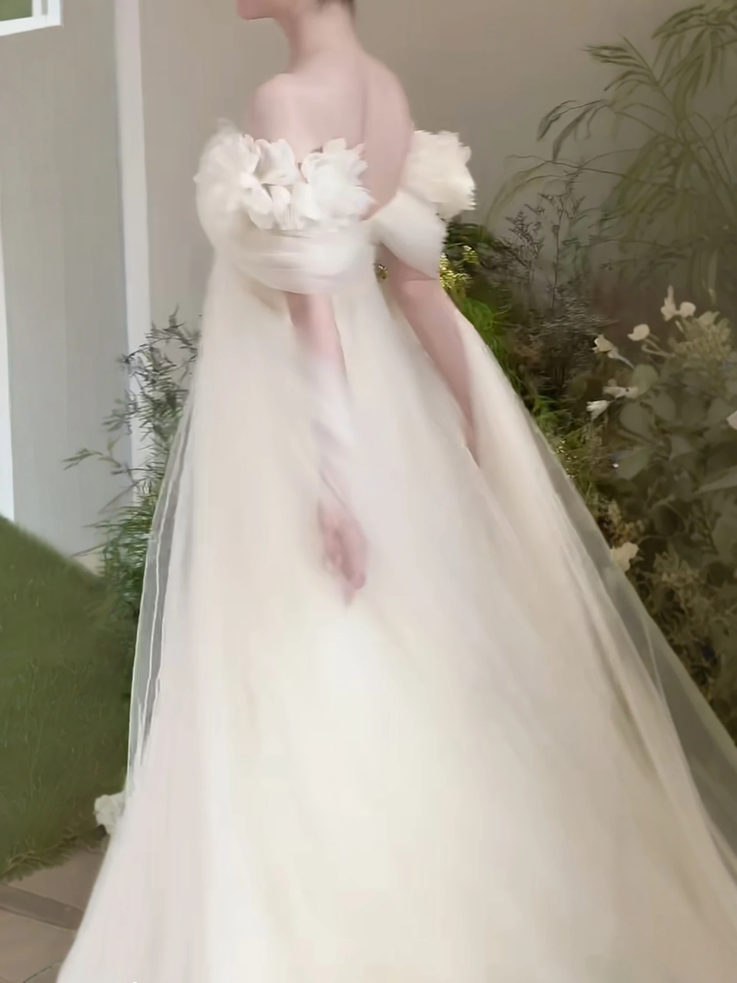 

Elegant Simple Bridal Morning Robe Beautiful Light Wedding Dress 2026 New Winter One Shoulder Outdoors Grooming Tulle
