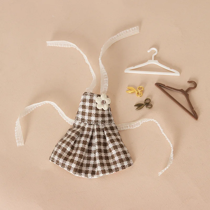 

3pcs Dollhouse Miniature Apron & Hanger Set, BJD Doll Clothes + Craft Scissors, Pretend Play Accessories for Kids