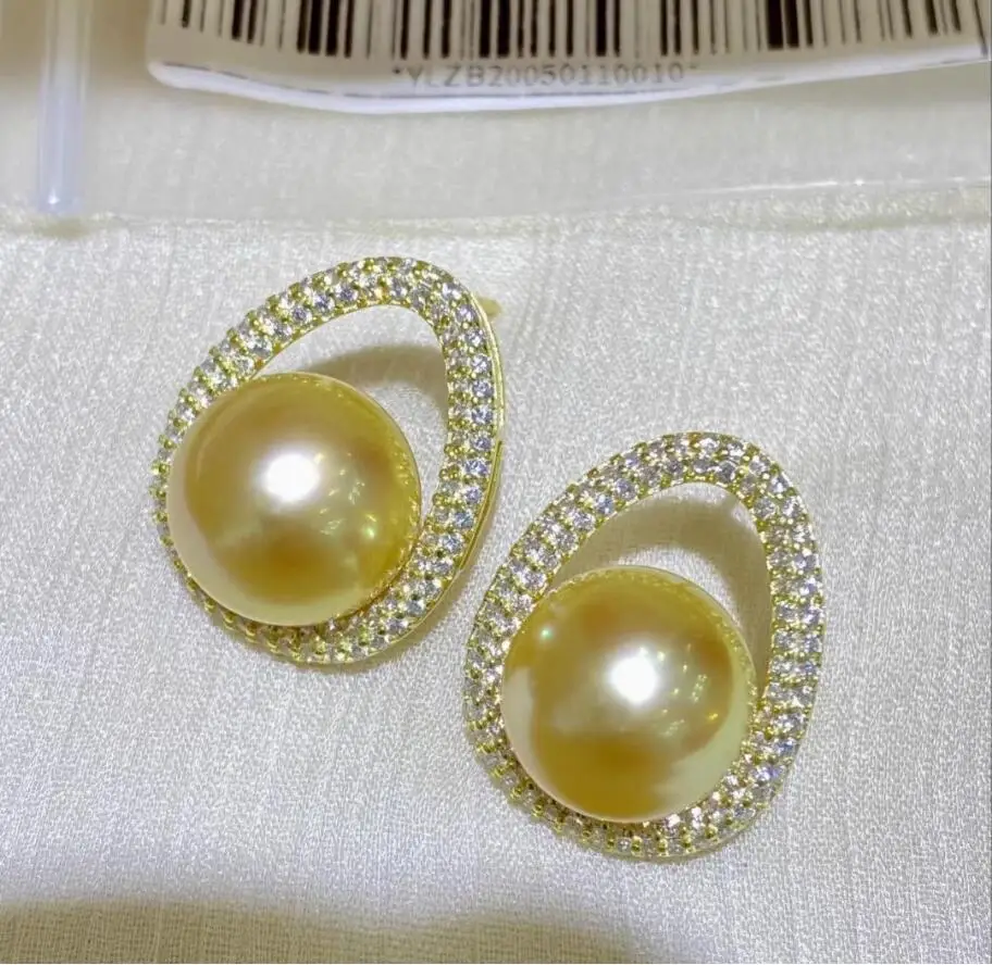 

Потрясающая пара серег из натурального золота Южных морей диаметром 10–11 мм с белым круглым жемчугом 925 пробы.