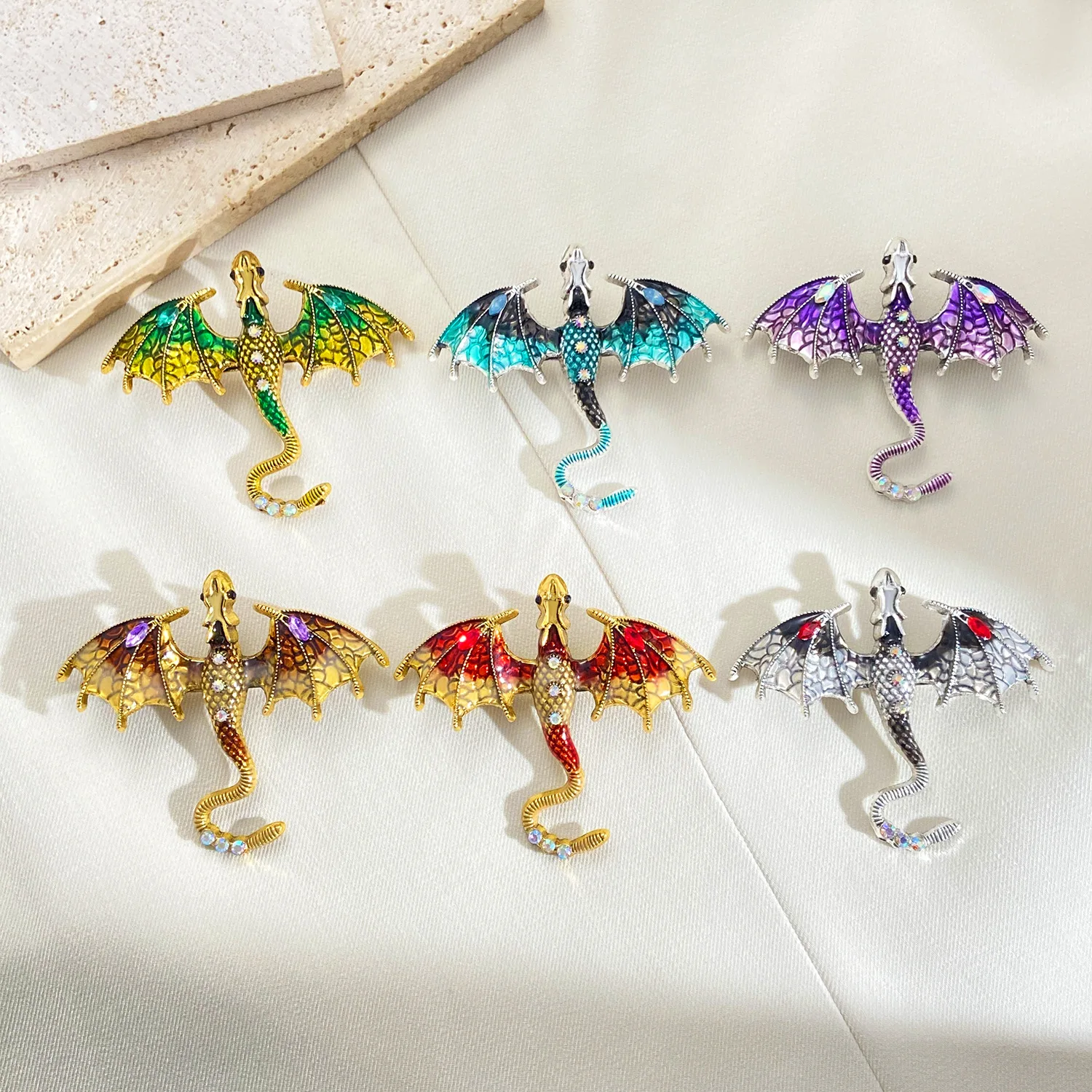 2025 New Retro Flying Dragon Brooch for Men Inlaid Zirconia Animal Pin Fine Personalized Corsage Party Suit Accessories Jewelry