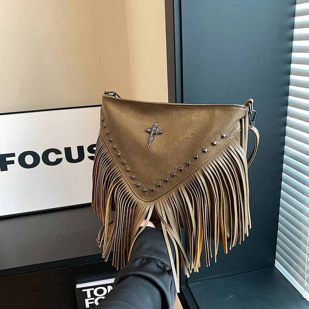 

Женская сумка через плечо с кисточками из искусственной кожи, регулируемый ремень, модная сумка через плечо с заклепками и бахромой, сумка с кисточками для вечеринки, отпуска