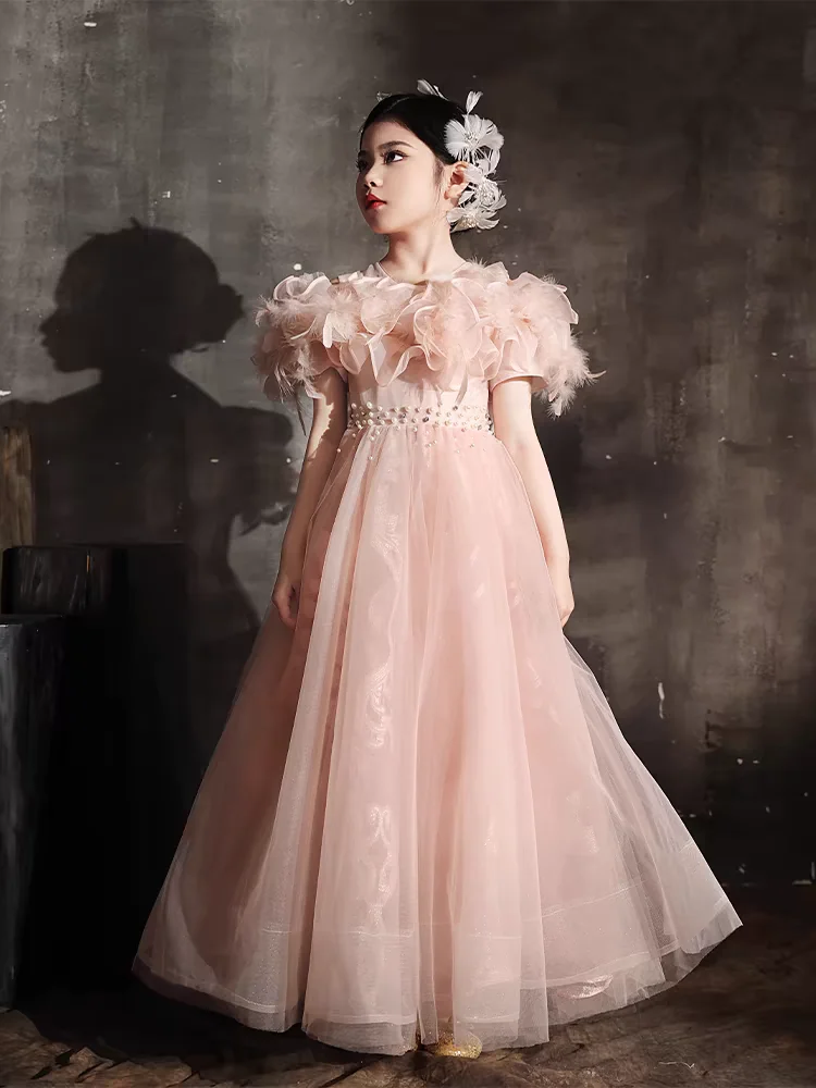 Vestido infantil rosa em tule com flor e pena 3D