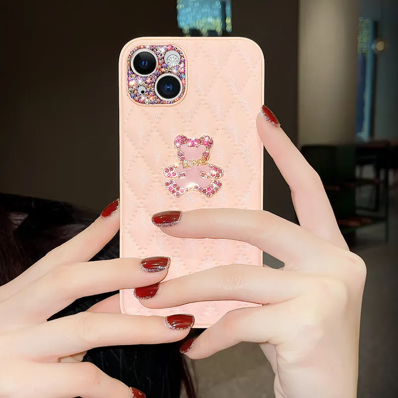 الكرتون الماس الدب عدسة الكاميرا حامي الحال بالنسبة آيفون 16 15 14 13 12 11 برو ماكس X XR XS 7 8 زائد غلاف الجلود الفاخرة غطاء